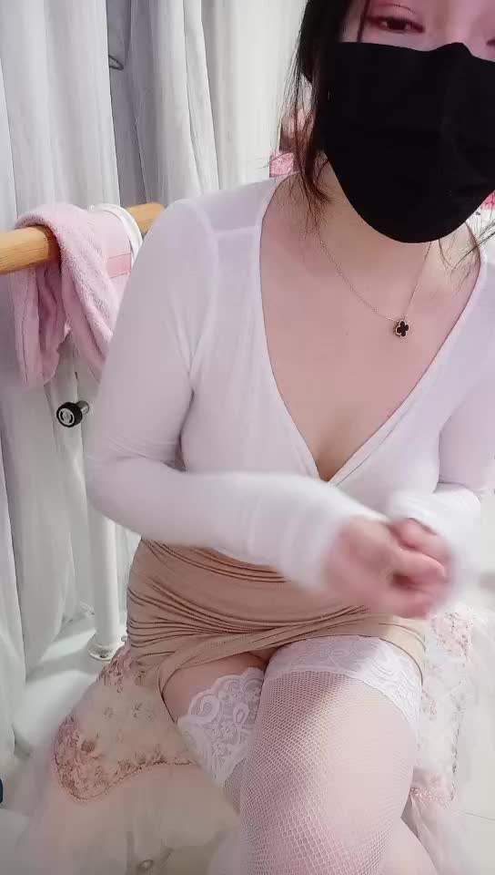 紫紫小猫咪一字马_自慰_二月八号