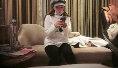 清纯白衣帽妹穿上情趣装，骑坐翘臀诱惑，后入抬腿激情抽插